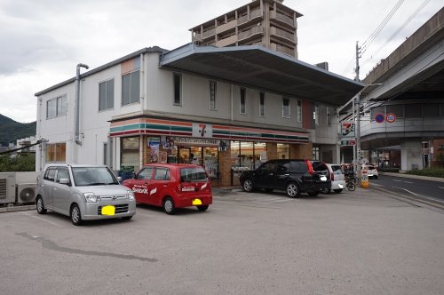 コンビニ　セブン-イレブン 広島古市２丁目店（コンビニ）まで300m