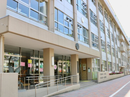 小学校　中央区立月島第一小学校（小学校）まで815m