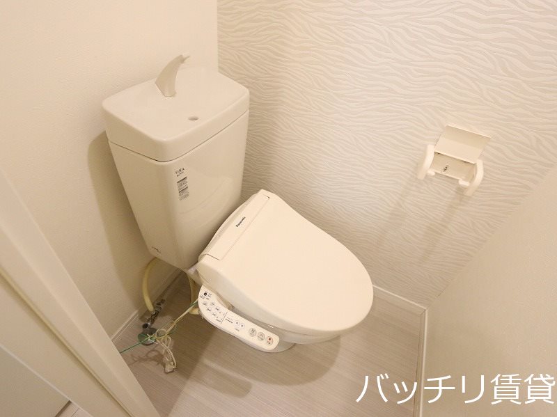 トイレ　別号室タイプの為、現状を優先致します。