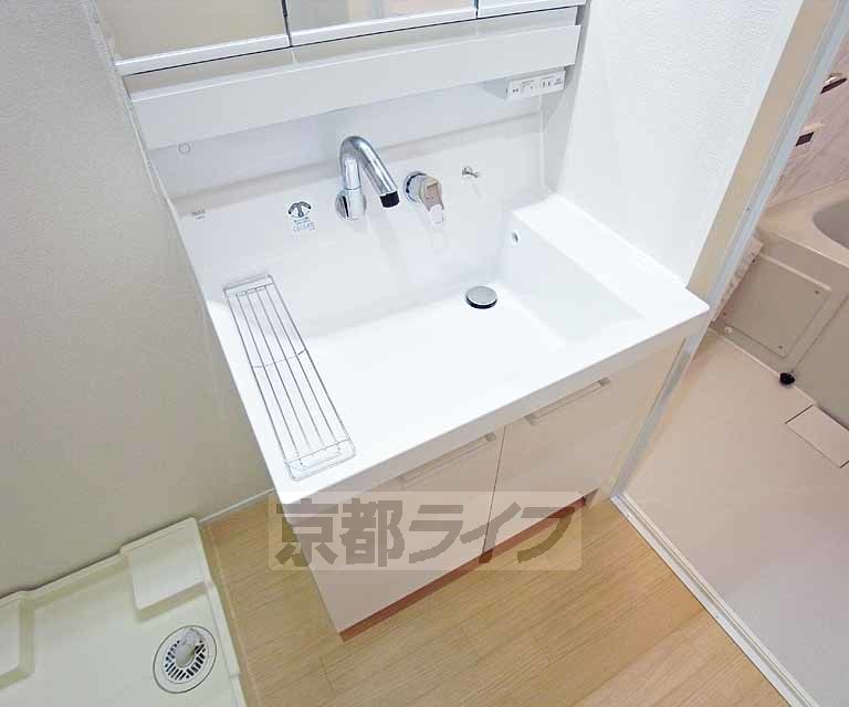 洗面設備　便利な洗面台です。