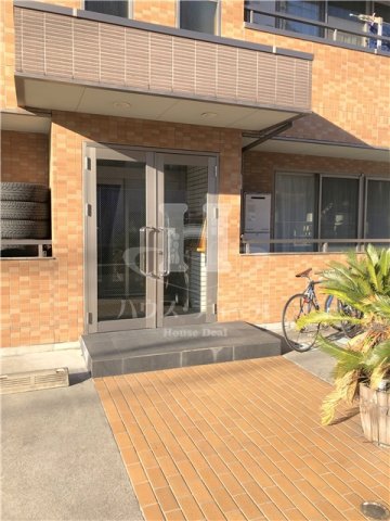 エントランス　落ち着いたエントランスです