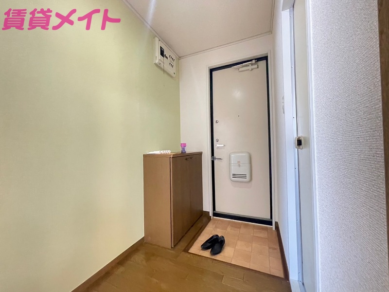 玄関　別部屋反転参考写真です