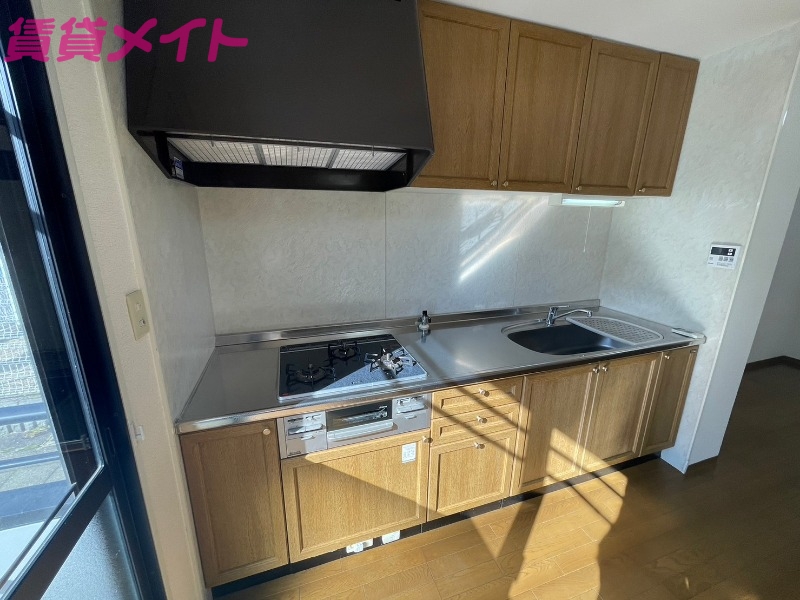 キッチン　別部屋反転参考写真です