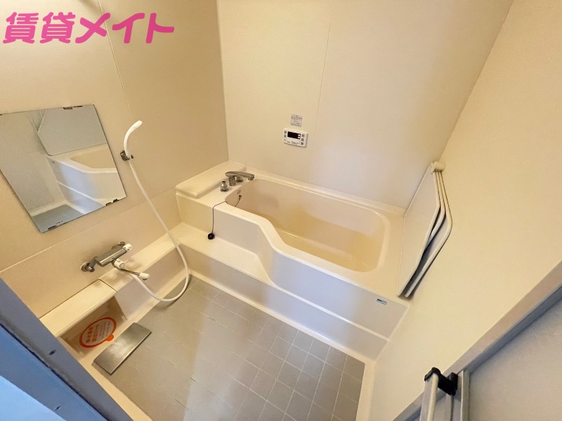 バス・シャワールーム　別部屋反転参考写真です