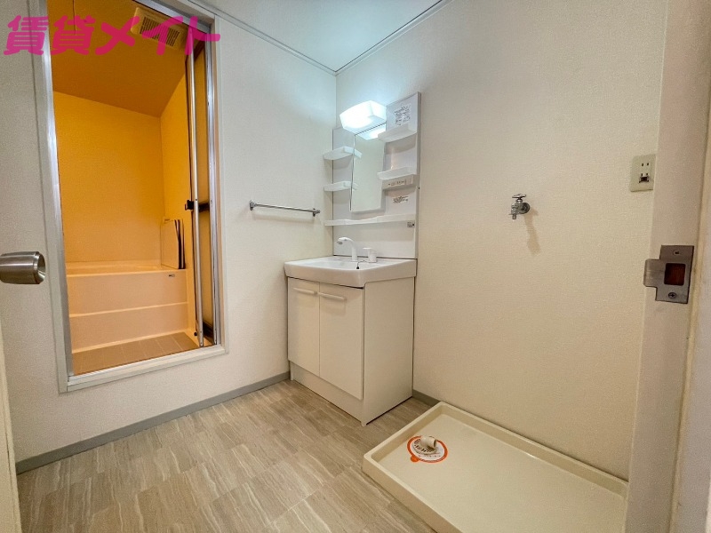 洗面設備　別部屋反転参考写真です