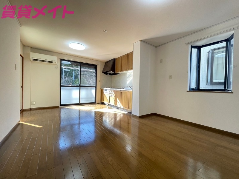 居室・リビング　別部屋反転参考写真です