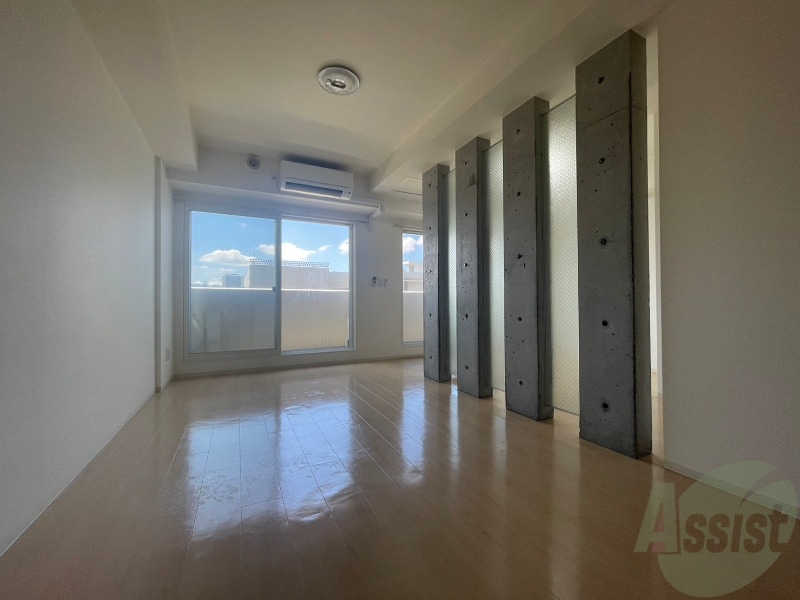 居室・リビング　リビングです。木目のフローリングが落ち着きますね。