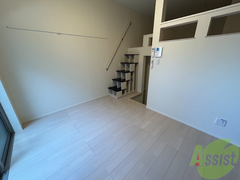 居室・リビング　６帖のリビングスペースです。白を基調としていてオシャレです。