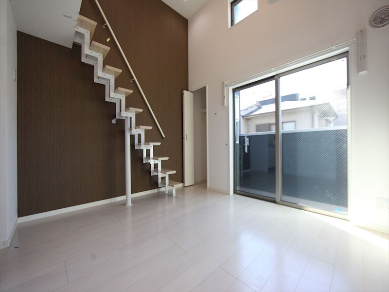 居室・リビング　洋室5.8帖　ロフト3.6帖（収納にも寝室にも使えます）