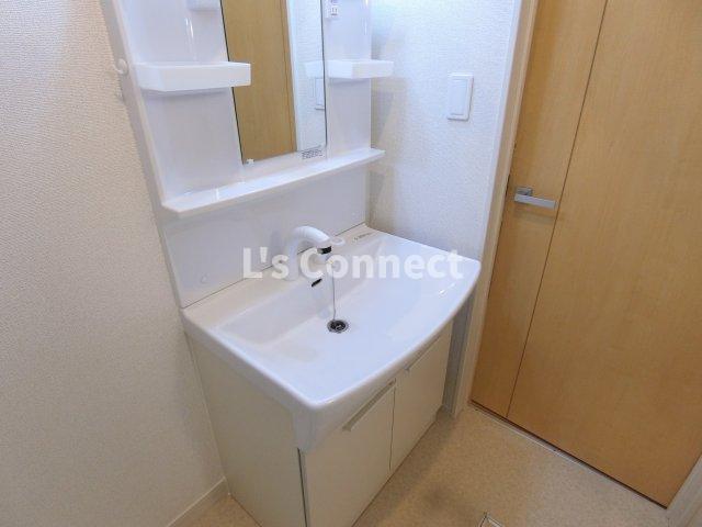 洗面設備　朝の支度もスムーズな独立洗面台。