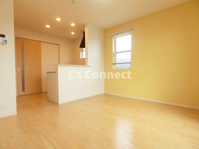 居室・リビング　角部屋で２面に窓があります。