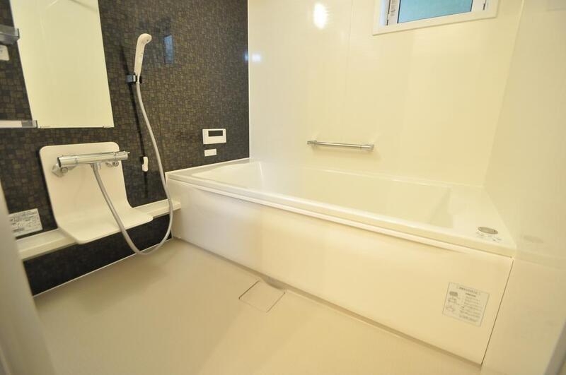 バス・シャワールーム　足を伸ばして、ゆっくりできる大きなバスルームですよ。