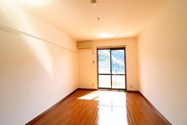 居室・リビング　同物件別室