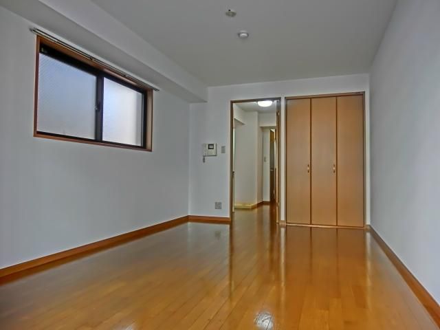 居室・リビング　角部屋２面採光９．４帖居室