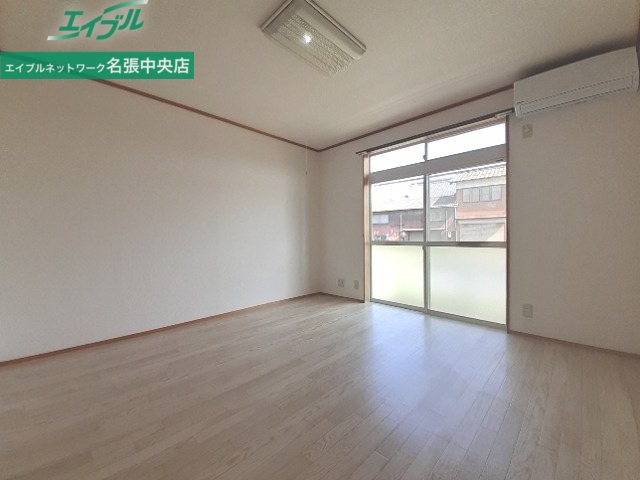 居室・リビング　同物件別部屋