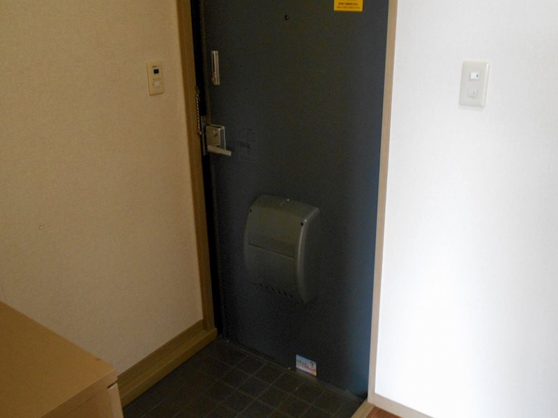 玄関　同室の以前の写真です