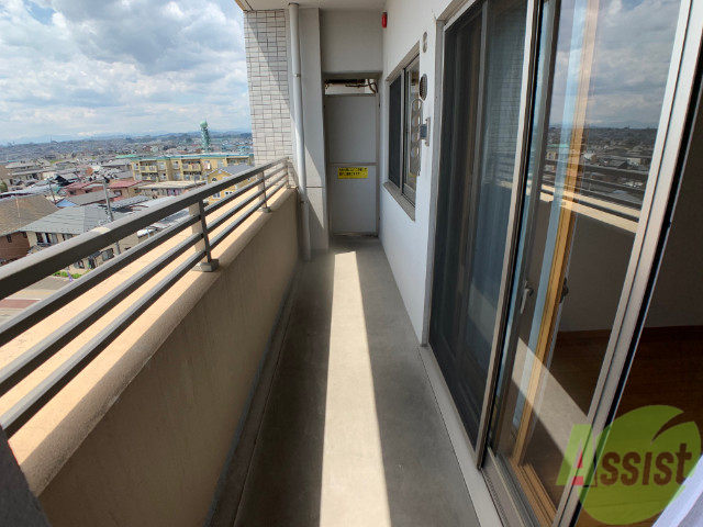 バルコニー　バルコニーです。洗濯物が干せるスペースがありそうです。