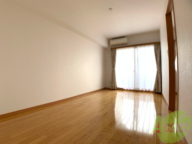 居室・リビング　こちらは１０．５帖の洋室です。広々として、きれいですね。