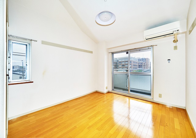 居室・リビング　6.8帖洋室、二面採光、傾斜天井です