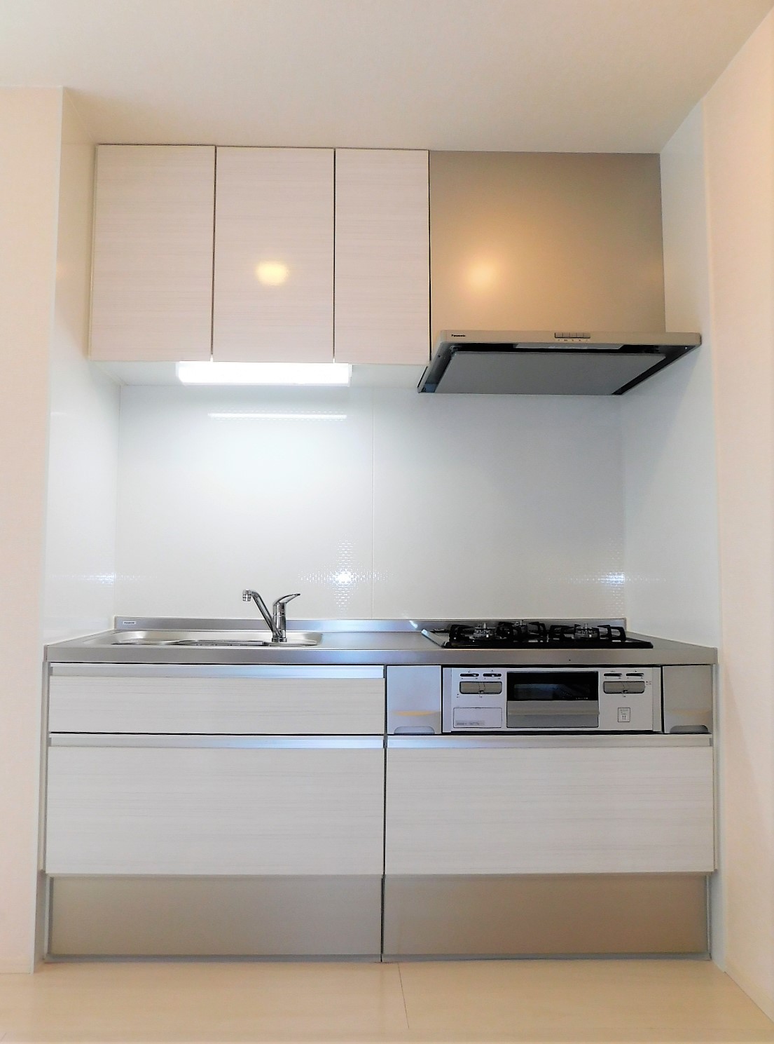 キッチン　３口ガスコンロ・グリル付システムキッチン（イメージ写真）