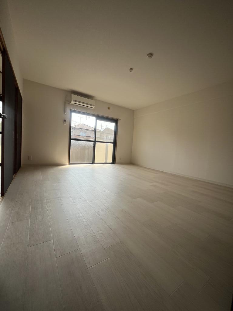 居室・リビング　白基調の床へ張替してます