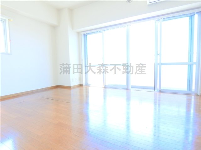 居室・リビング　南西角部屋2面採光の洋室！