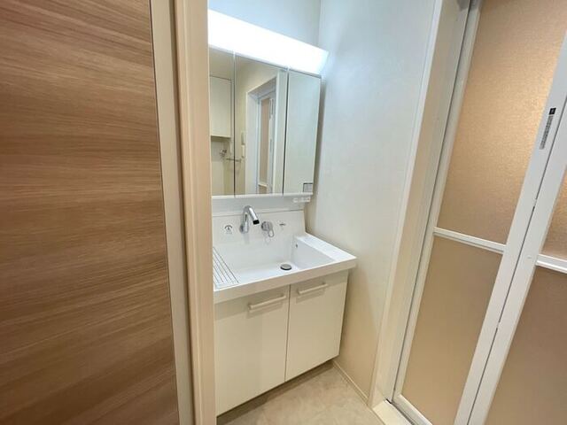 洗面設備　三面鏡付き洗面化粧台