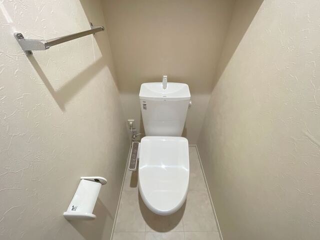 トイレ　温水洗浄便座付きトイレです。