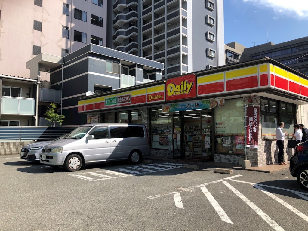 コンビニ　デイリーヤマザキ 博多駅東店（コンビニ）まで131m