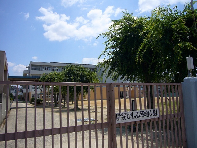 中学校　箕面市立第三中学校（中学校）まで1558m