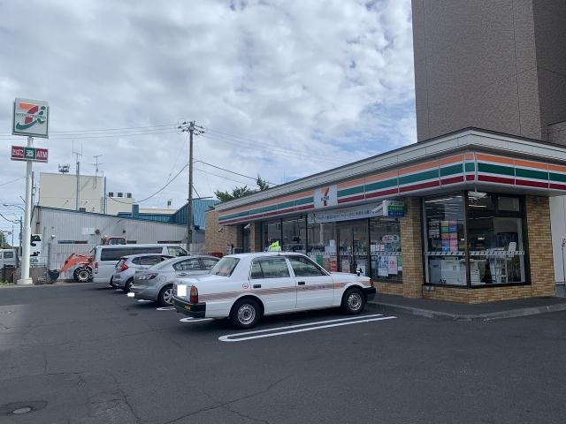 コンビニ　セブンイレブン（コンビニ）まで750m