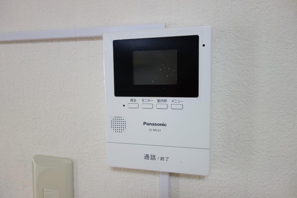 セキュリティ　来客者を確認できるTVモニター付ドアホンです♪