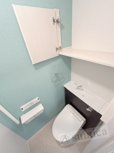 トイレ　人気アイテムの温水洗浄便座。清潔感のあるトイレです。