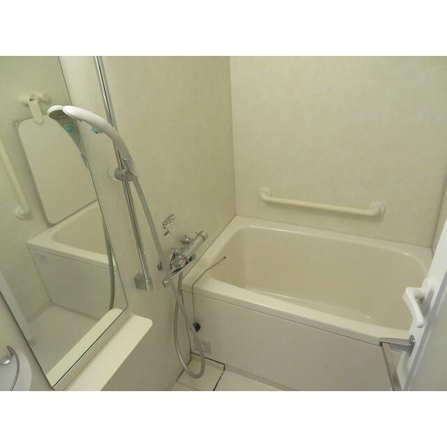 バス・シャワールーム　ゆったり過ごせるお風呂です