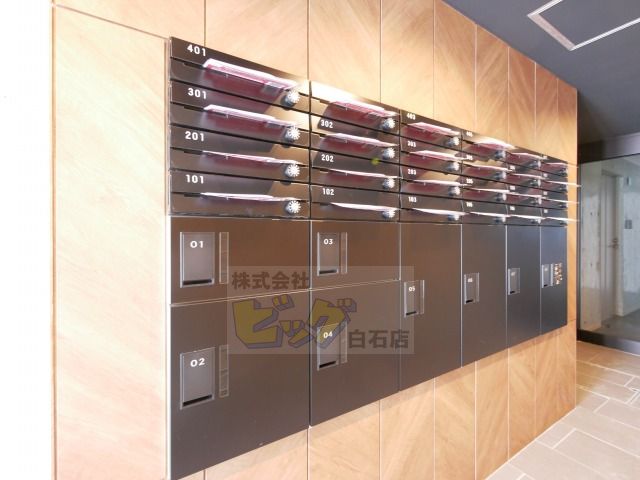 エントランス　留守中も荷物が受け取れて便利な宅配ＢＯＸ完備しています♪