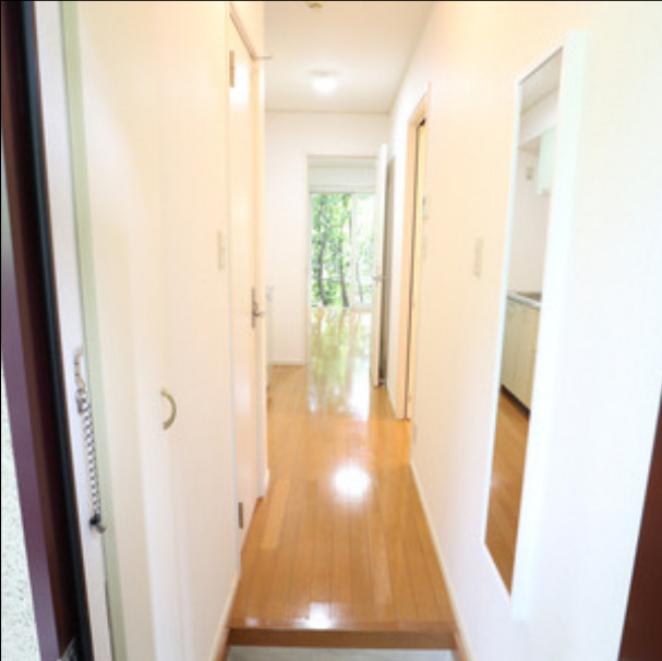 玄関　【南向き角部屋2面採光の明るいお部屋♪】住環境良好おすすめ！