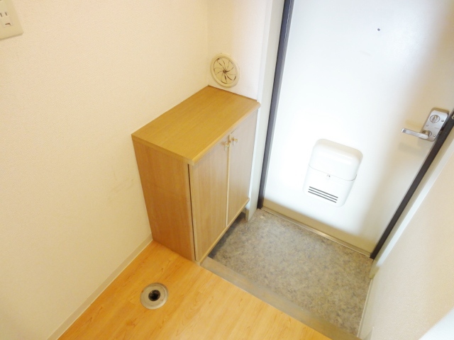 玄関　同物件別号室のものです。