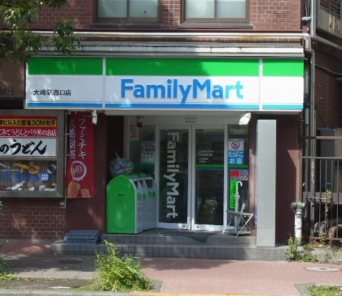 コンビニ　ファミリーマート 大崎駅西口店（コンビニ）まで495m