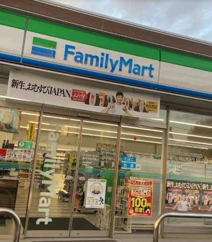 コンビニ　ファミリーマート 幸手中四丁目店（コンビニ）まで678m