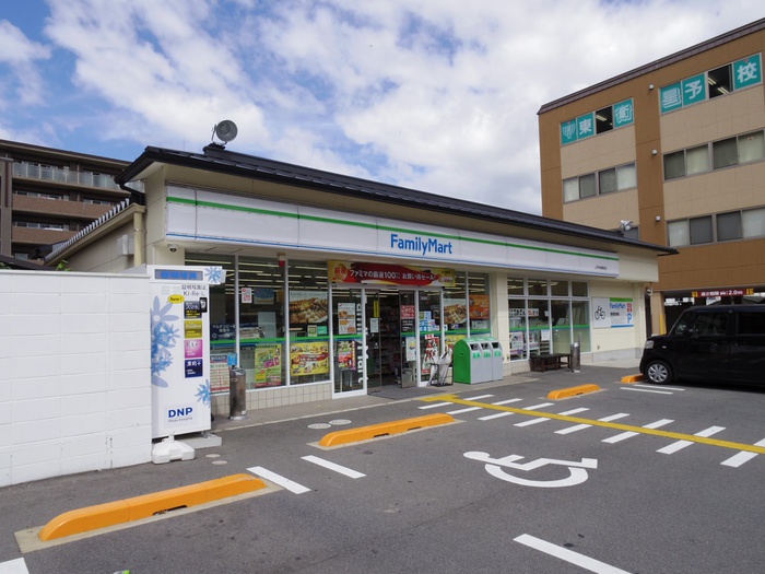 コンビニ　ファミリーマート（コンビニ）まで450m