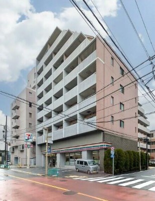 建物外観　鉄筋コンクリート造のがっちりとした建物。