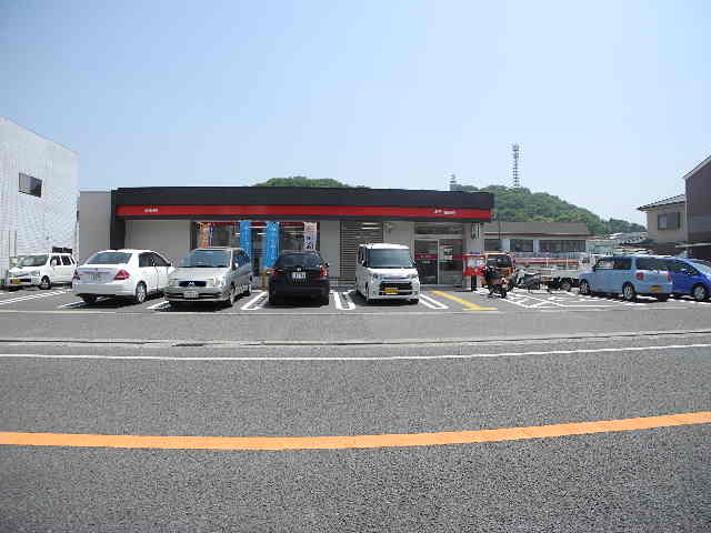 郵便局　長与郵便局（郵便局）まで588m