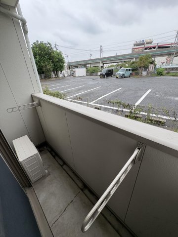 バルコニー　洗濯物干せます！物干し台つき
