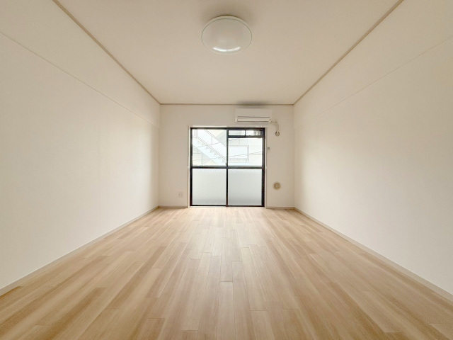 居室・リビング　※同建物別号室の写真