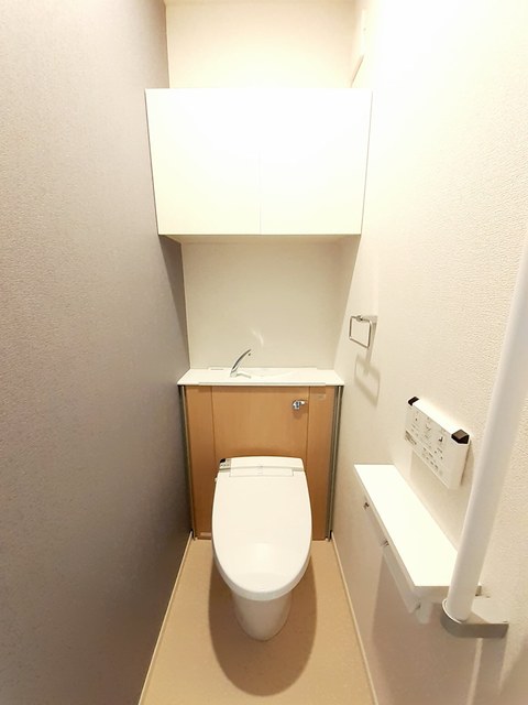 トイレ　落ち着いた色調のトイレです