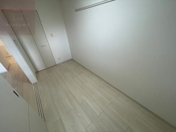 その他部屋・スペース　落ち着いた色調の寝室です