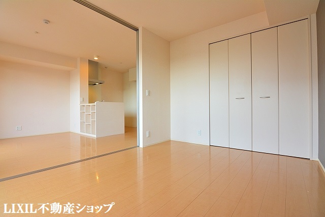 その他　南側６帖の洋室です。
