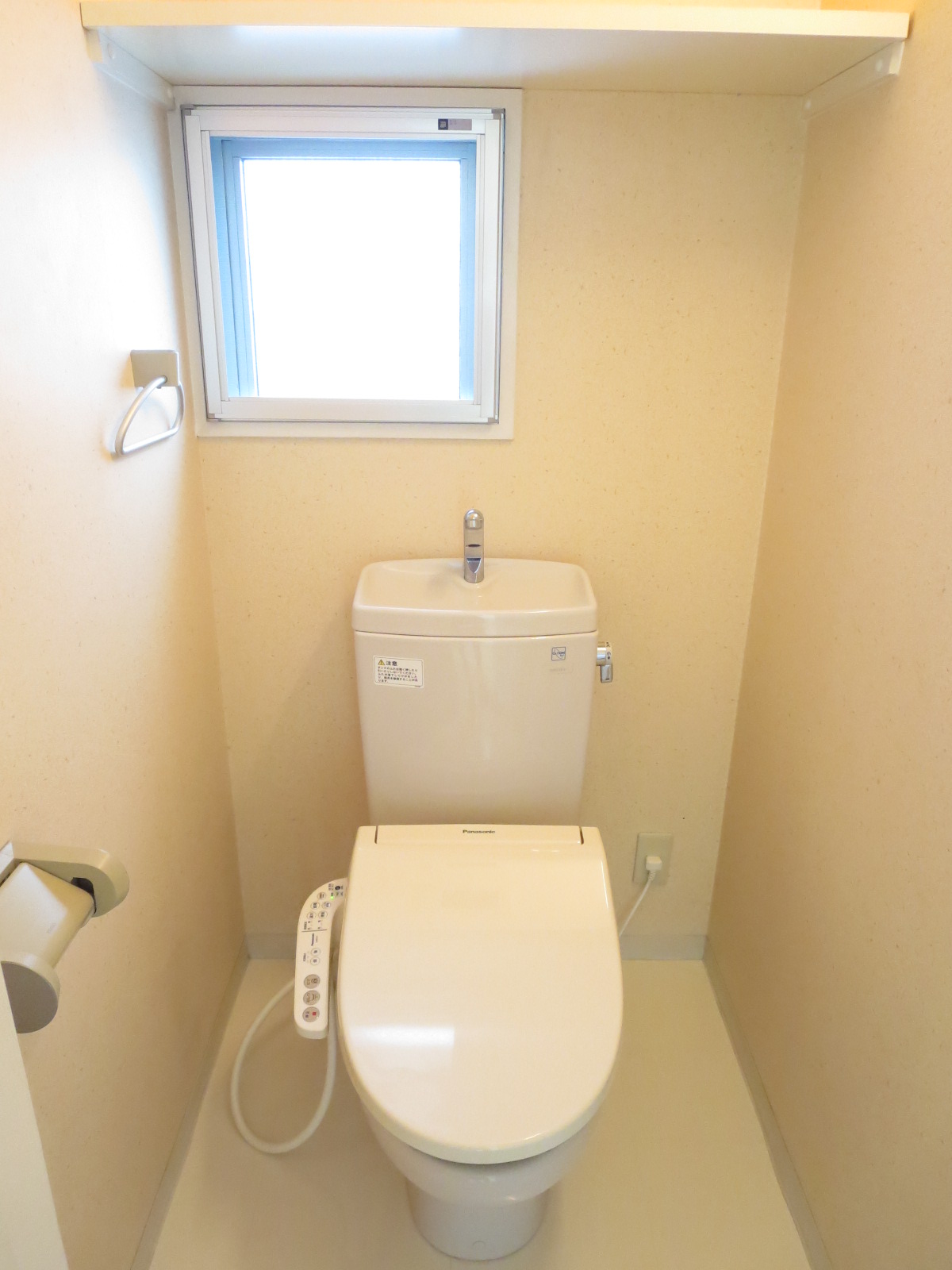 トイレ　温水洗浄便座付きです