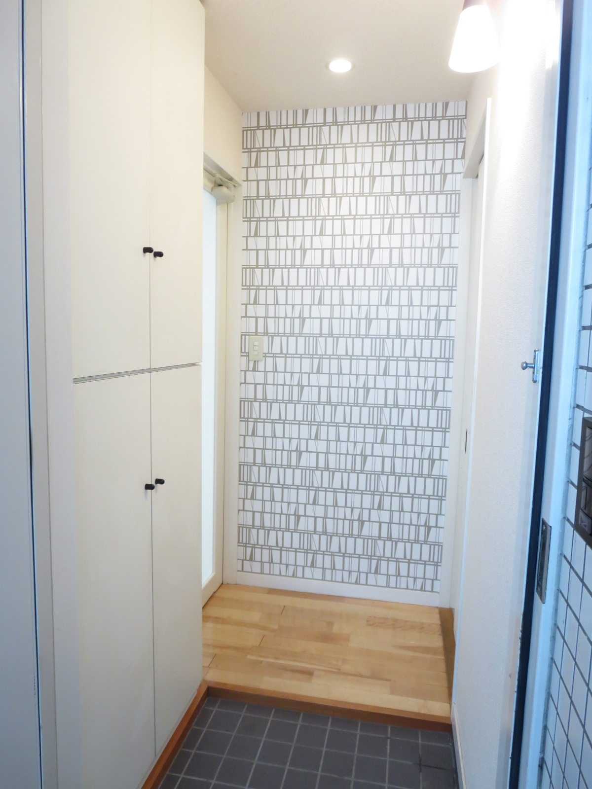 玄関　玄関入って～アクセントクロスがお洒落です