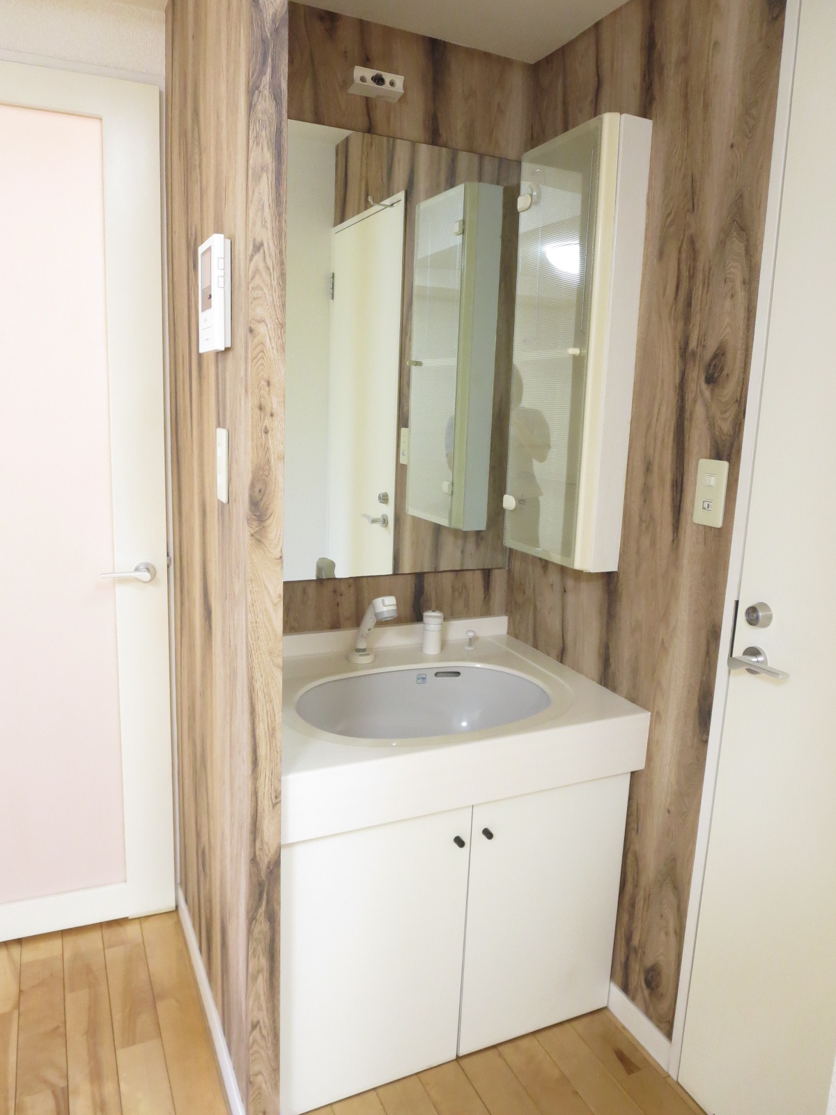 洗面設備　独立洗面化粧台です